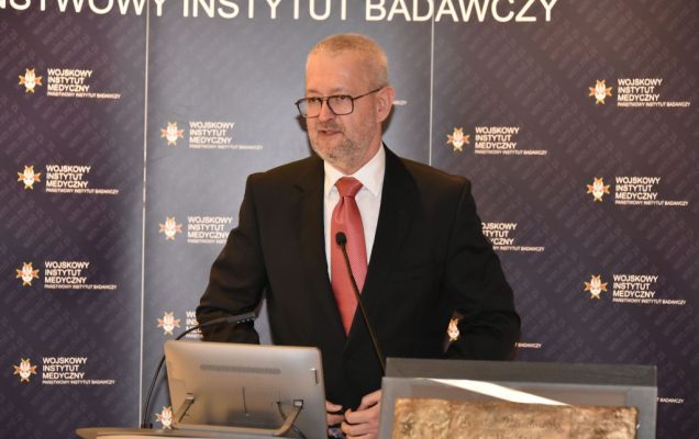 Rozpoczęcie roku akademickiego w wojskowym instytucie medycznym. Dyrektor WIM wręcza nagrodę.