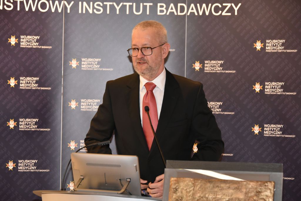 Rozpoczęcie roku akademickiego w wojskowym instytucie medycznym. Dyrektor WIM wręcza nagrodę.