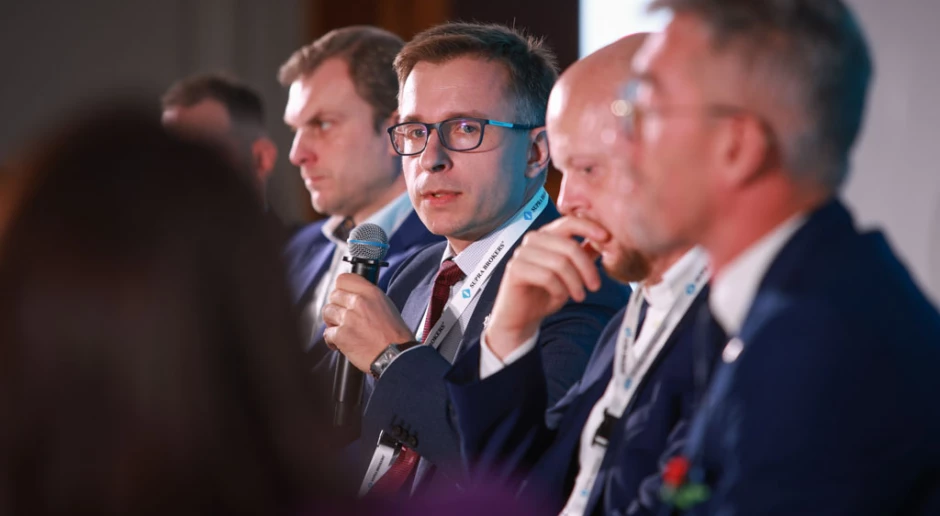Płk. prof. Paweł Krzesiński z mikrofonem