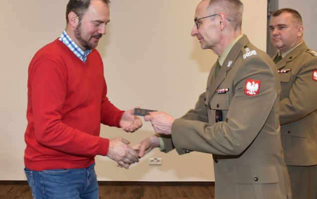 Inauguracja studiów podyplomowych mon w wojskowym instytucie medycznym. Dyrektor WIM podaję rękę studentom.