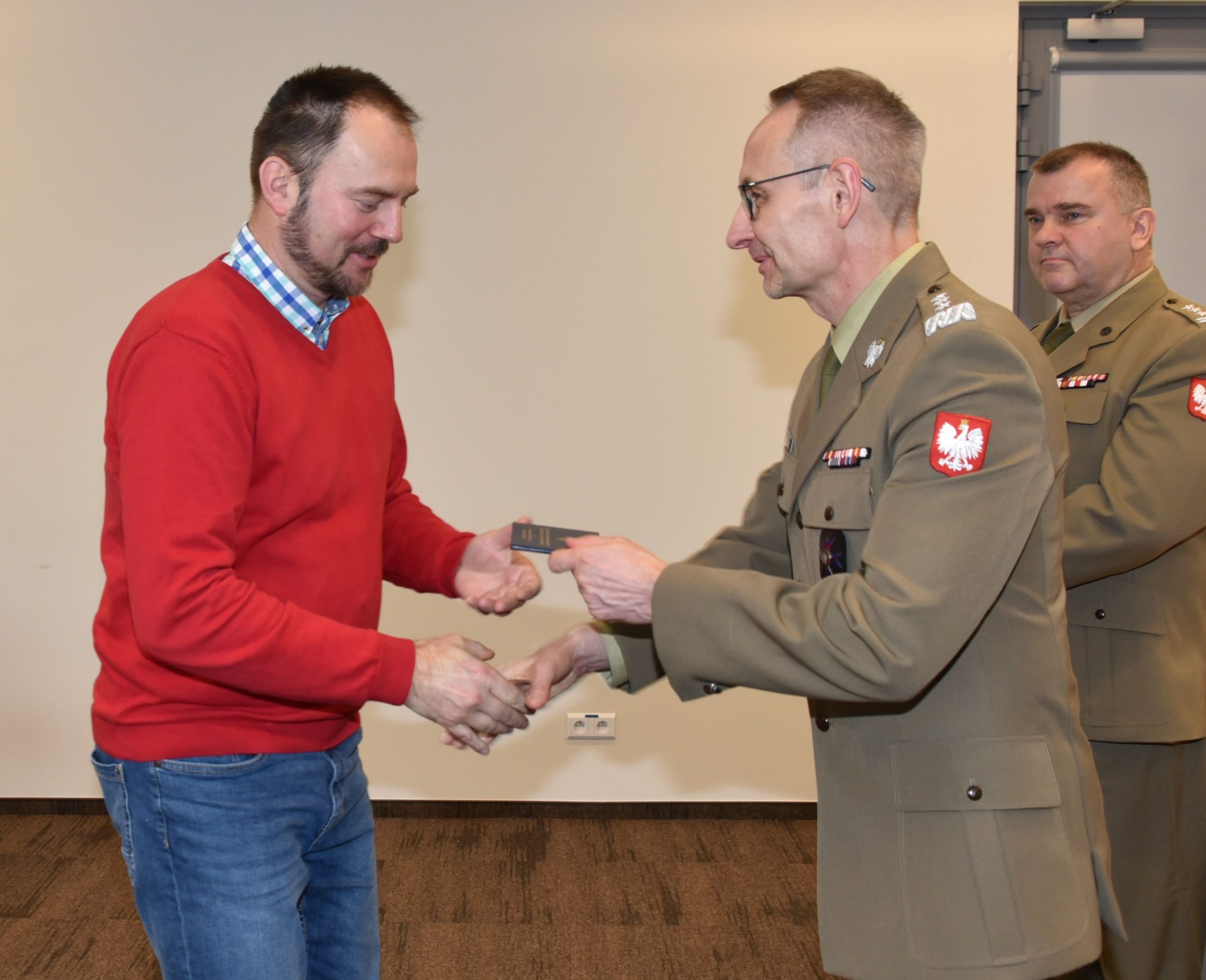 Inauguracja studiów podyplomowych mon w wojskowym instytucie medycznym. Dyrektor WIM podaję rękę studentom.