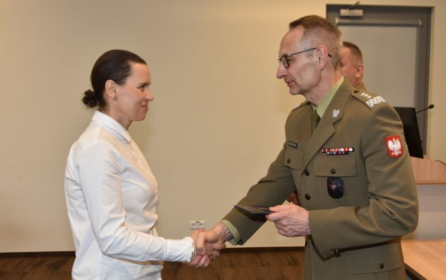 Inauguracja studiów podyplomowych mon w wojskowym instytucie medycznym. Dyrektor WIM podaję rękę studentom.