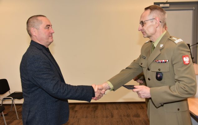 Inauguracja studiów podyplomowych mon w wojskowym instytucie medycznym. Dyrektor WIM podaję rękę studentom.