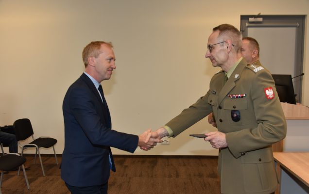 Inauguracja studiów podyplomowych mon w wojskowym instytucie medycznym. Dyrektor WIM podaję rękę studentom.