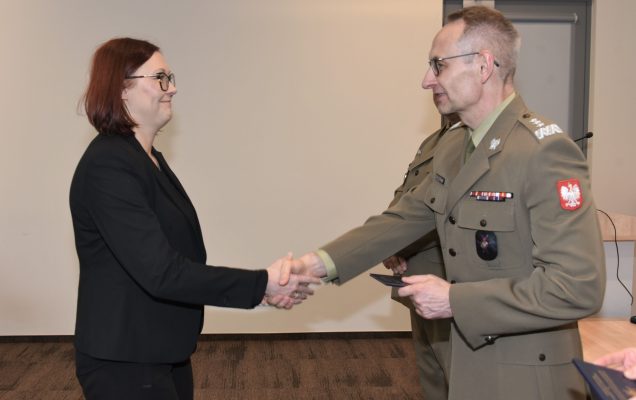 Inauguracja studiów podyplomowych mon w wojskowym instytucie medycznym. Dyrektor WIM podaję rękę studentom.
