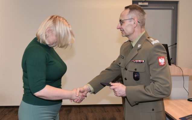 Inauguracja studiów podyplomowych mon w wojskowym instytucie medycznym. Dyrektor WIM podaję rękę studentom.