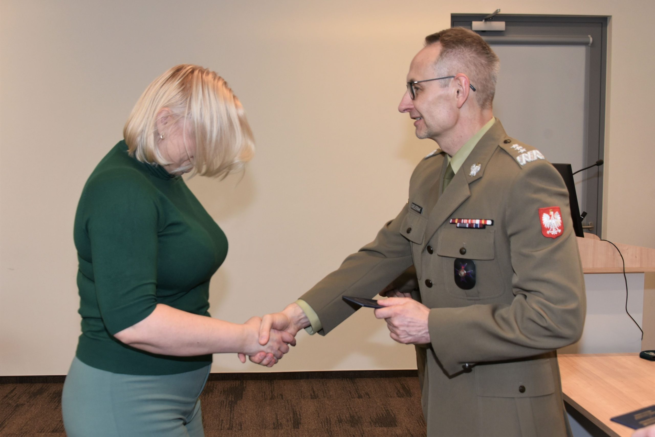 Inauguracja studiów podyplomowych mon w wojskowym instytucie medycznym. Dyrektor WIM podaję rękę studentom.