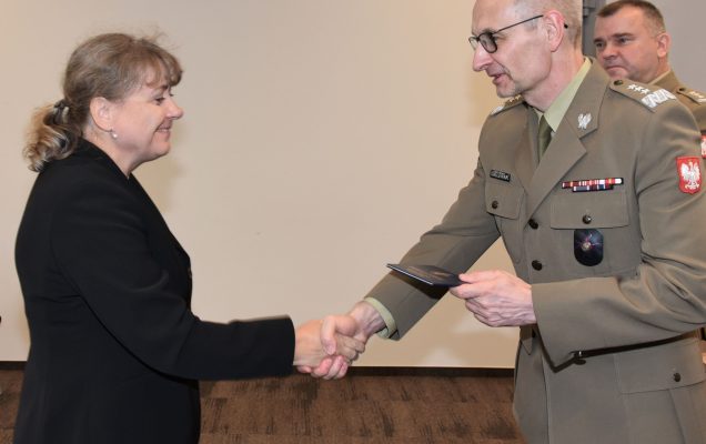 Inauguracja studiów podyplomowych mon w wojskowym instytucie medycznym. Dyrektor WIM podaję rękę studentom.