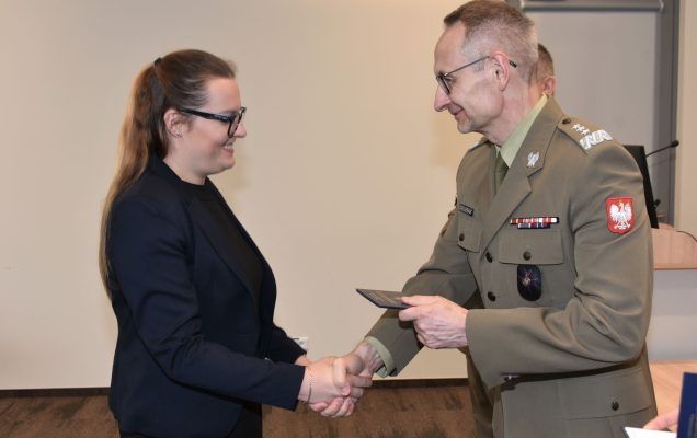 Inauguracja studiów podyplomowych mon w wojskowym instytucie medycznym. Dyrektor WIM podaję rękę studentom.