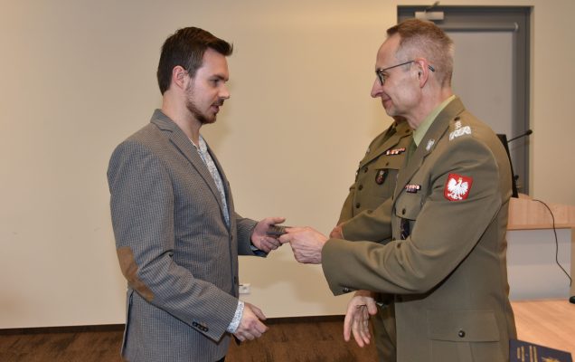 Inauguracja studiów podyplomowych mon w wojskowym instytucie medycznym. Dyrektor WIM podaję rękę studentom.