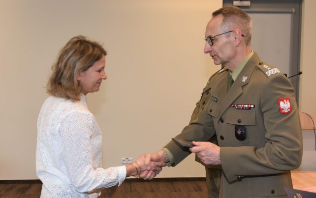 Inauguracja studiów podyplomowych mon w wojskowym instytucie medycznym. Dyrektor WIM podaję rękę studentom.