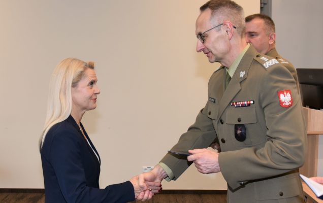Inauguracja studiów podyplomowych mon w wojskowym instytucie medycznym. Dyrektor WIM podaję rękę studentom.