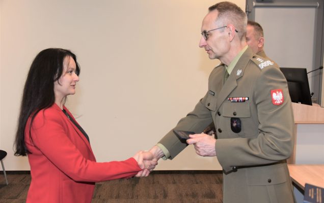 Inauguracja studiów podyplomowych mon w wojskowym instytucie medycznym. Dyrektor WIM podaję rękę studentom.