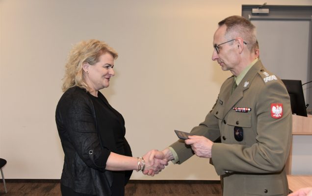 Inauguracja studiów podyplomowych mon w wojskowym instytucie medycznym. Dyrektor WIM podaję rękę studentom.