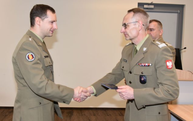 Inauguracja studiów podyplomowych mon w wojskowym instytucie medycznym. Dyrektor WIM podaję rękę studentom.