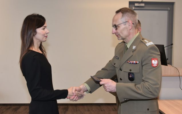Inauguracja studiów podyplomowych mon w wojskowym instytucie medycznym. Dyrektor WIM podaję rękę studentom.