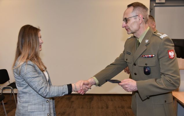 Inauguracja studiów podyplomowych mon w wojskowym instytucie medycznym. Dyrektor WIM podaję rękę studentom.