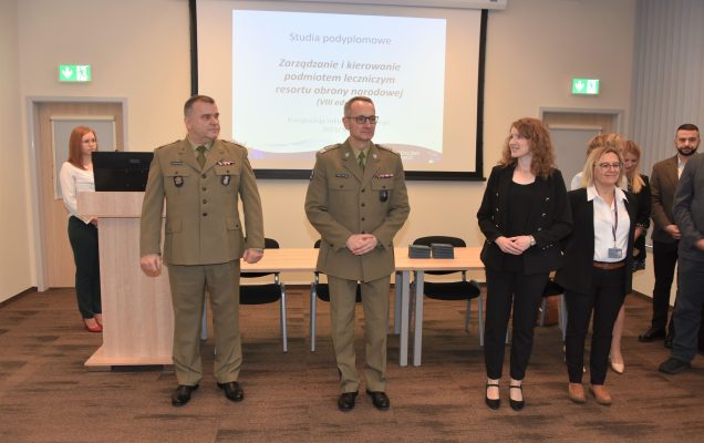 Inauguracja studiów podyplomowych mon 2023 w Wojskowym Instytucie Medycznym, Dyrektor WIM prowadzi wydarzenie.