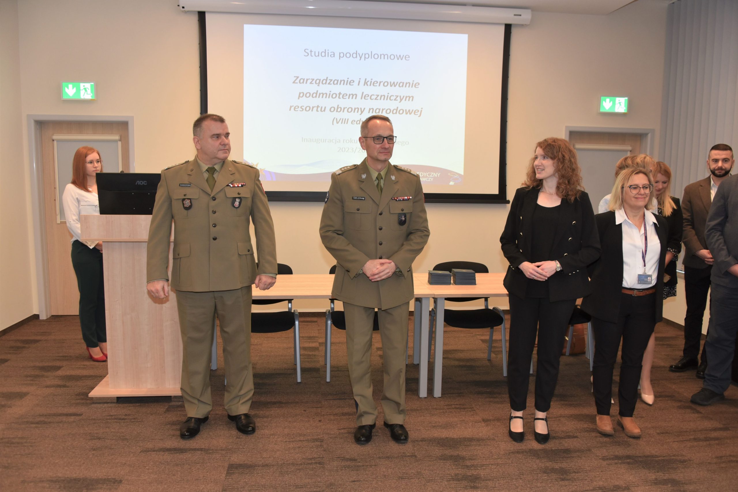 Inauguracja studiów podyplomowych mon 2023 w Wojskowym Instytucie Medycznym, Dyrektor WIM prowadzi wydarzenie.