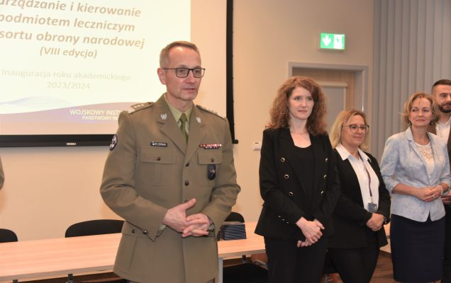 Inauguracja studiów podyplomowych mon 2023 w Wojskowym Instytucie Medycznym, Dyrektor WIM prowadzi wydarzenie.