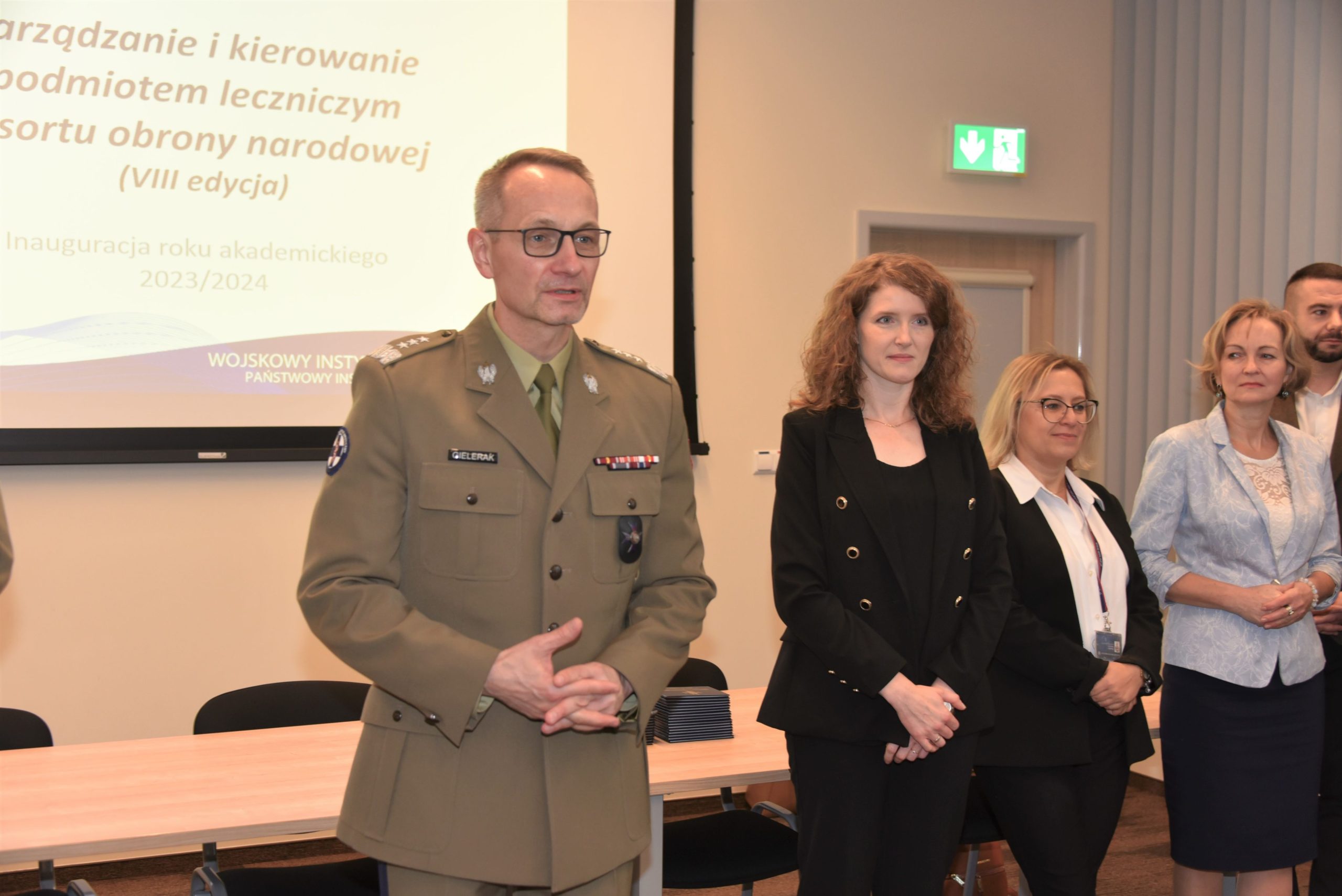 Inauguracja studiów podyplomowych mon 2023 w Wojskowym Instytucie Medycznym, Dyrektor WIM prowadzi wydarzenie.