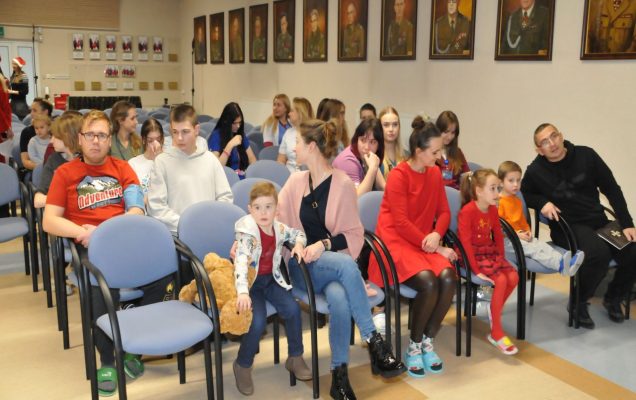 Mikołajki - Wojsko Polskie dzieciom - dzieci i ich rodzice na krzesłach