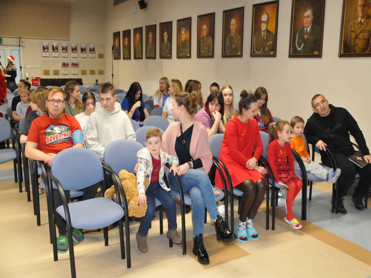 Mikołajki - Wojsko Polskie dzieciom - dzieci i ich rodzice na krzesłach