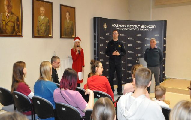 Mikołajki - Wojsko Polskie dzieciom - Małgorzata Złotkowska trzyma mikrofon w ręce