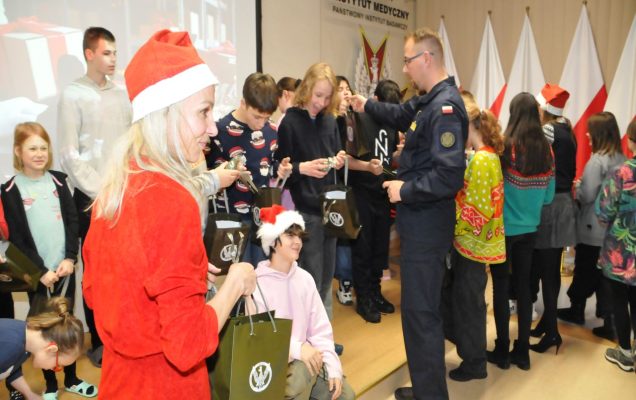 Mikołajki - Wojsko Polskie dzieciom - dzieci dostają prezenty, w tle święty mikołaj