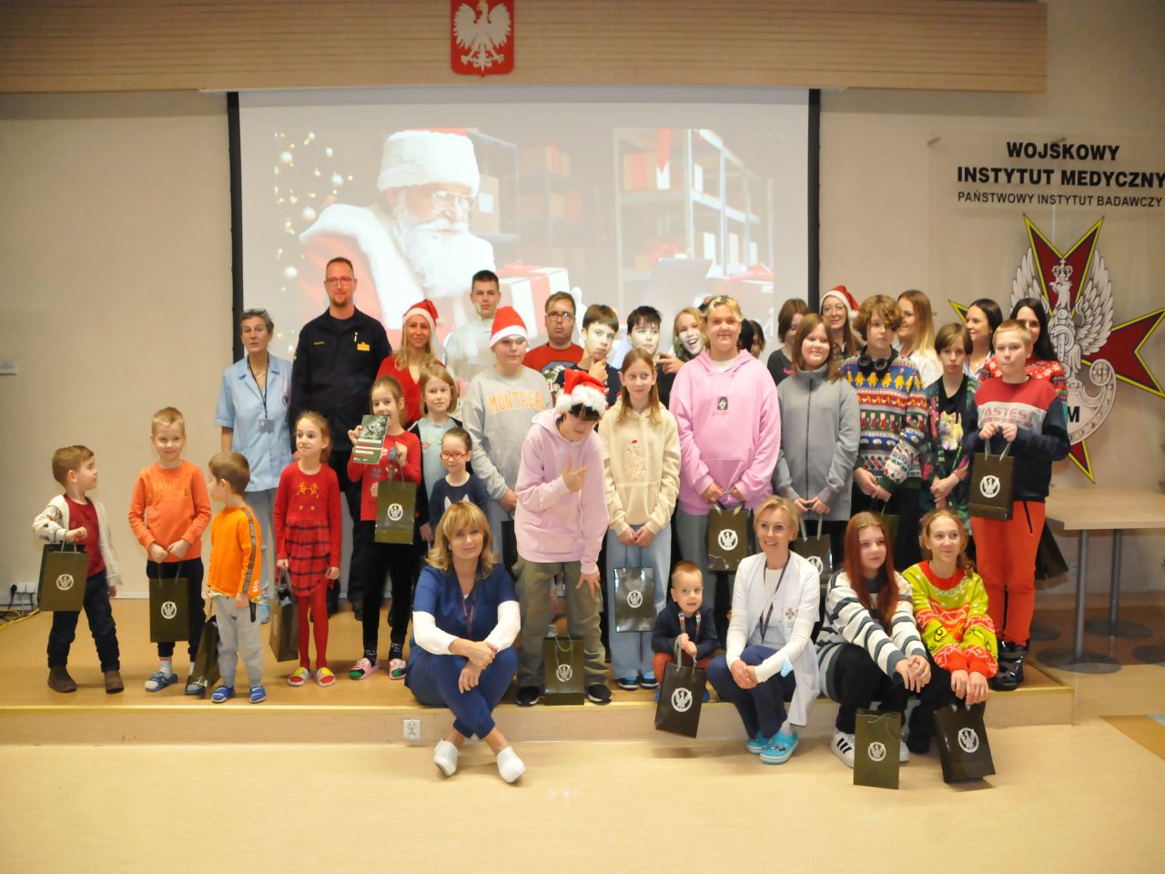 Mikołajki - Wojsko Polskie dzieciom - wszyscy uczestnicy wydarzenia na zdjęciu grupowym