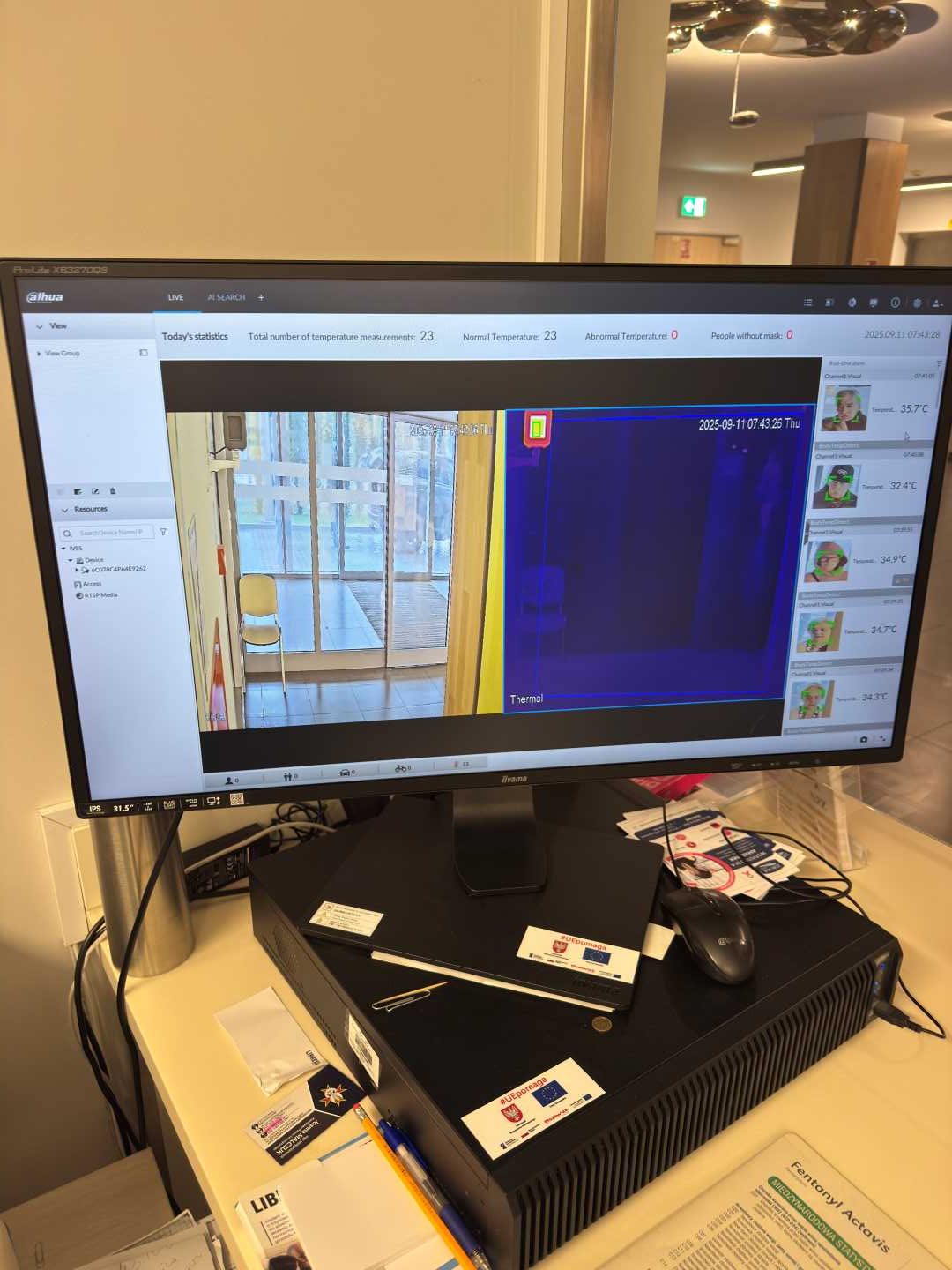 Monitor na biurku z wyświetlonym oprogramowaniem do systemu pomiaru temperatury.