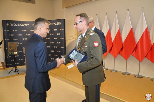 Uroczystość wręczenia Nagrody Dyrektora WIM 2019. Dyrektor Wojskowego Instytutu Medycznego w Warszawie podczas wręczania nagród laureatom.