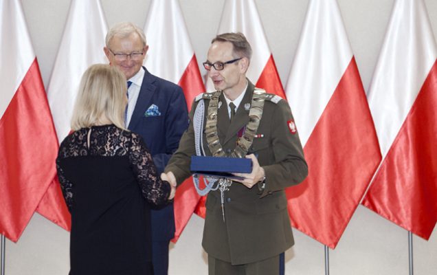 Uroczystość wręczenia Nagrody Dyrektora WIM 2019. Dyrektor Wojskowego Instytutu Medycznego Grzegorz Gielerak w Warszawie podczas wręczania nagród laureatom.