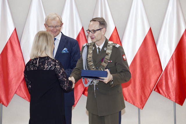 Uroczystość wręczenia Nagrody Dyrektora WIM 2019. Dyrektor Wojskowego Instytutu Medycznego Grzegorz Gielerak w Warszawie podczas wręczania nagród laureatom.