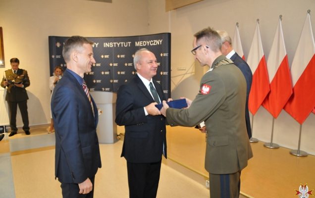 Uroczystość wręczenia Nagrody Dyrektora WIM 2019. Dyrektor Wojskowego Instytutu Medycznego Grzegorz Gielerak w Warszawie podczas wręczania nagród laureatom.