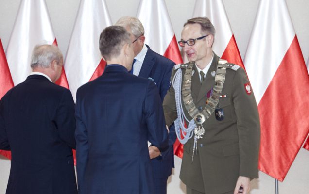 Uroczystość wręczenia Nagrody Dyrektora WIM 2019. Dyrektor Wojskowego Instytutu Medycznego Grzegorz Gielerak w Warszawie podczas wręczania nagród laureatom.