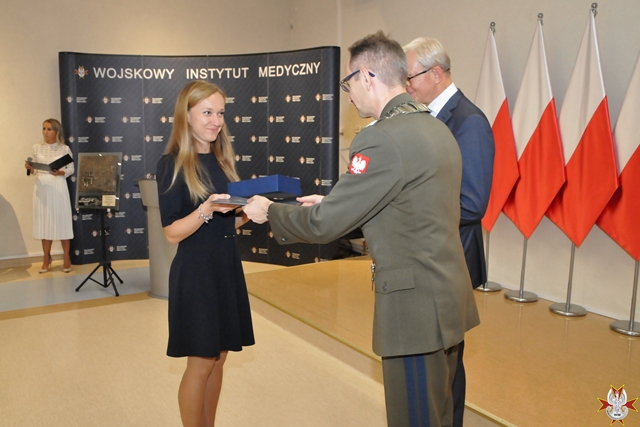 Uroczystość wręczenia Nagrody Dyrektora WIM 2019. Dyrektor Wojskowego Instytutu Medycznego Grzegorz Gielerak w Warszawie podczas wręczania nagród laureatom.