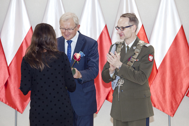 Uroczystość wręczenia Nagrody Dyrektora WIM 2019. Dyrektor Wojskowego Instytutu Medycznego Grzegorz Gielerak w Warszawie podczas wręczania nagród laureatom.