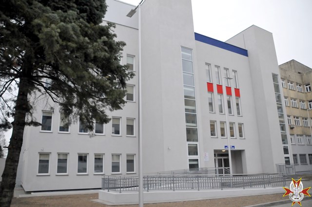 Wejście do poradni specjalistycznych wojskowego instytutu medycznego w warszawie