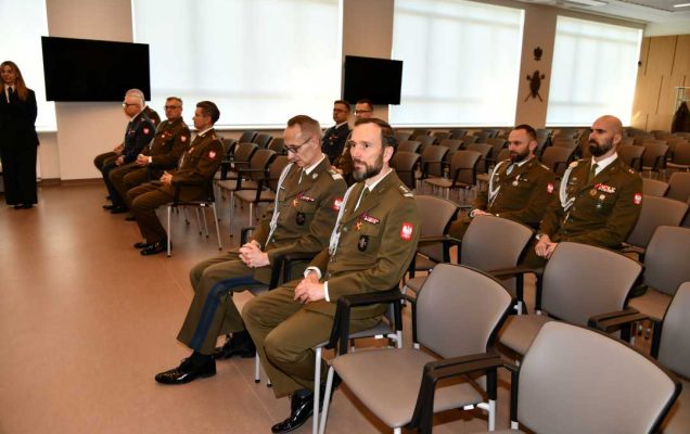 Aula Wojskowego Instytutu Medycznego, na pierwszym planie siedzą Arur Bachta i Grzegorz Gielerak.