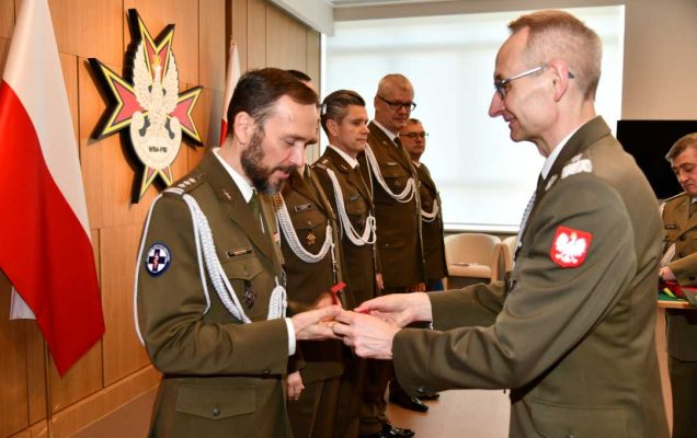 Dyrektor WIM wręcza Arturowi Bachcie odznaczenie.