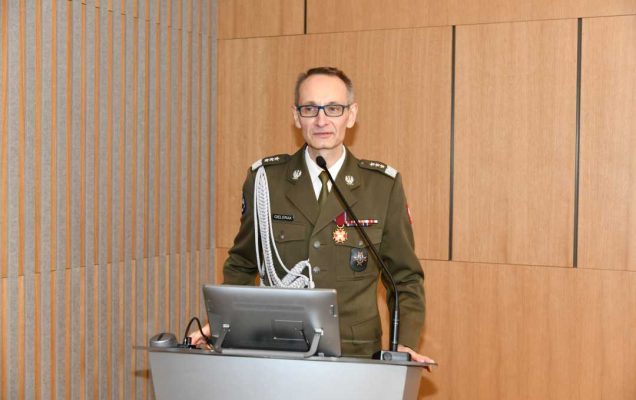 Dyrektor Wojskowego Instytutu Medycznego - Państwowego Instytutu Medycznego gen. broni prof. dr hab. n. med. Grzegorz Gielerak przymównicy podczas uroczystości wręczenia odznak honorowych.