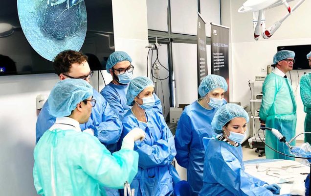 Lekarze na sali operacyjnej podczas zajęć robotycznych.