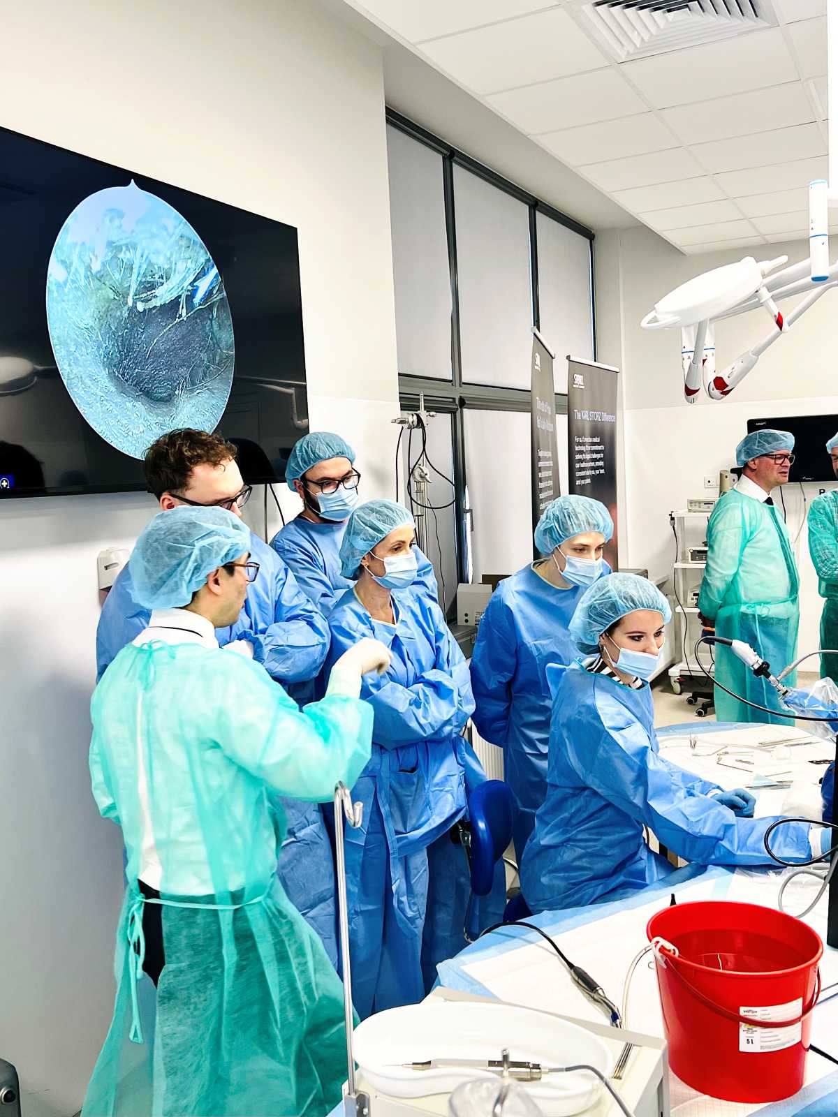 Lekarze na sali operacyjnej podczas zajęć robotycznych.