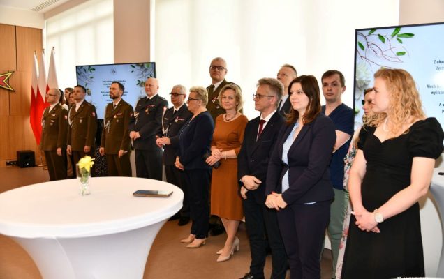 Pracownicy i przyjaciele WIM-PIB podczas spotkania wielkanocnego.