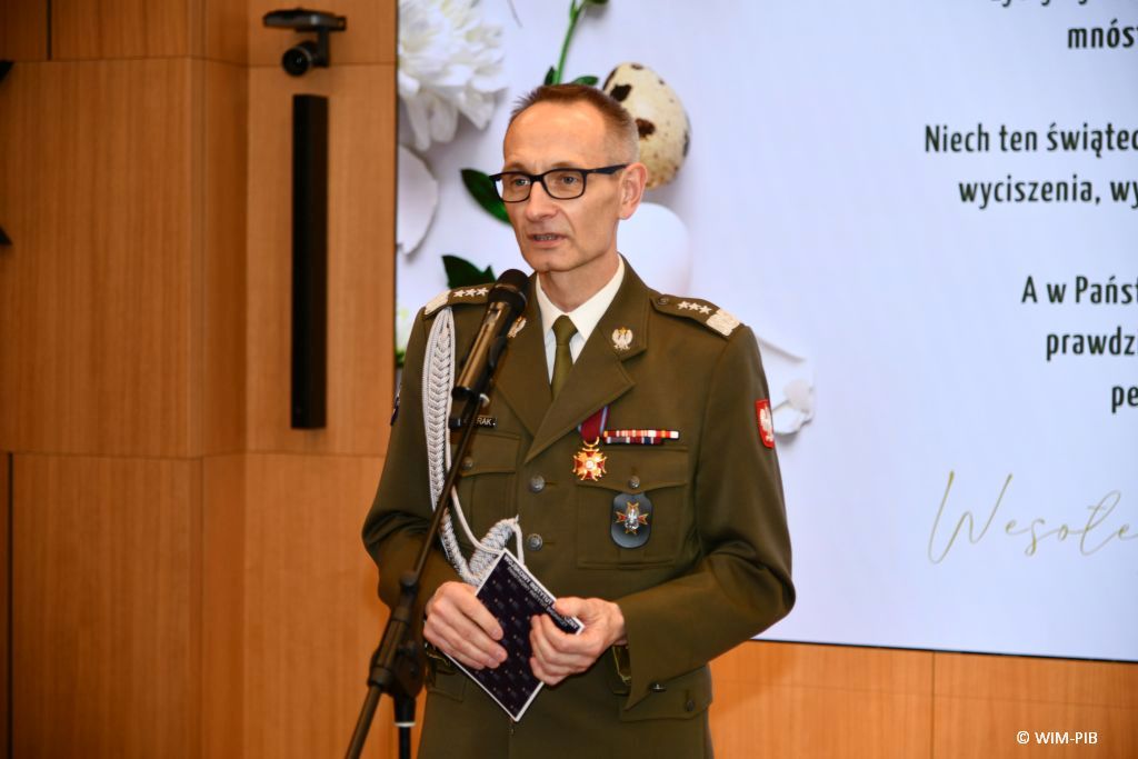 Grzegorz Gielerak dyrektor WIM-PIB składa życzenia pracownikom.