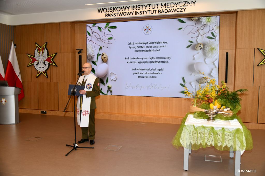 Ksiądz podczas modlitwy wielkanocnej.
