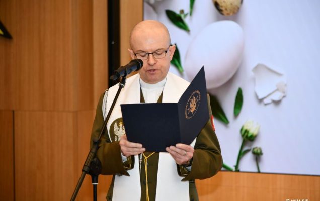 Ksiądz czyta życzenia wielkanocne.