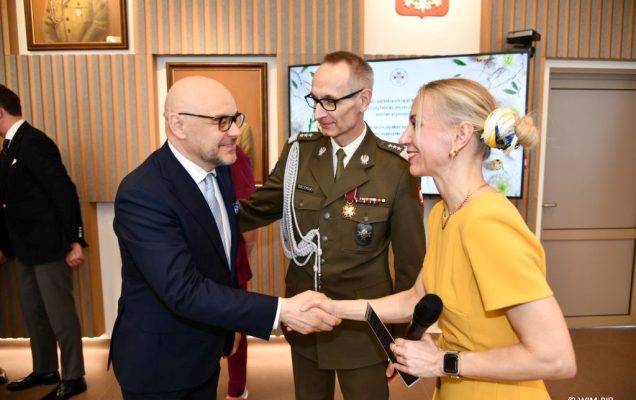 Dyrektor WIM Grzegorz Gielerak oraz Małgorzata Złotkowska podczas spotkania wielkanocnego.