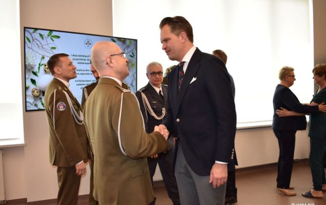 Pracownicy i goście WIM-PIB podczas spotkania wielkanocnego.
